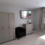 Superior Apartment With Hot Tub & Breakfast